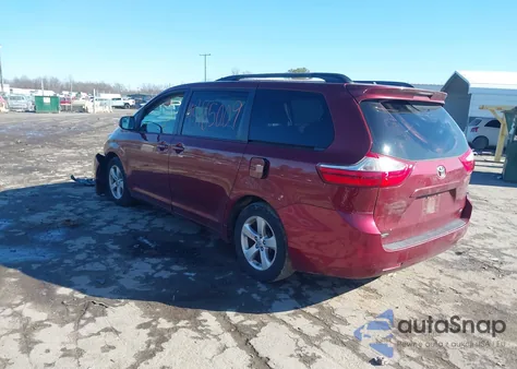 2015 Toyota Sienna Le 8 Passenger z USA, uszkodzony, nr VIN 5TDKK3DC1FS589946